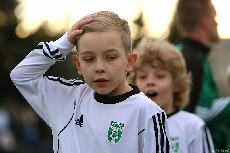 Karvinští fotbalisté (v bílém) zvládli zápas o šest bodů se Sokolovem.