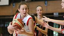 Havířovské basketbalistky (v bílém) porazily Hradec a zajistily si postup.