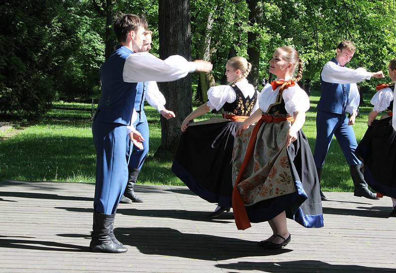 V lázeňském parku v Karviné-Darkově se v  neděli představily v rámci folklorní přehlídky Máj nad Olzou pěvecký sbor Lira, taneční soubor Olza a pěvecký sbor Gorol.