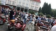 Krásu starých automobilů a motocyklů obdivovalo v neděli dopoledne zcela plné Staré náměstí v Orlové.