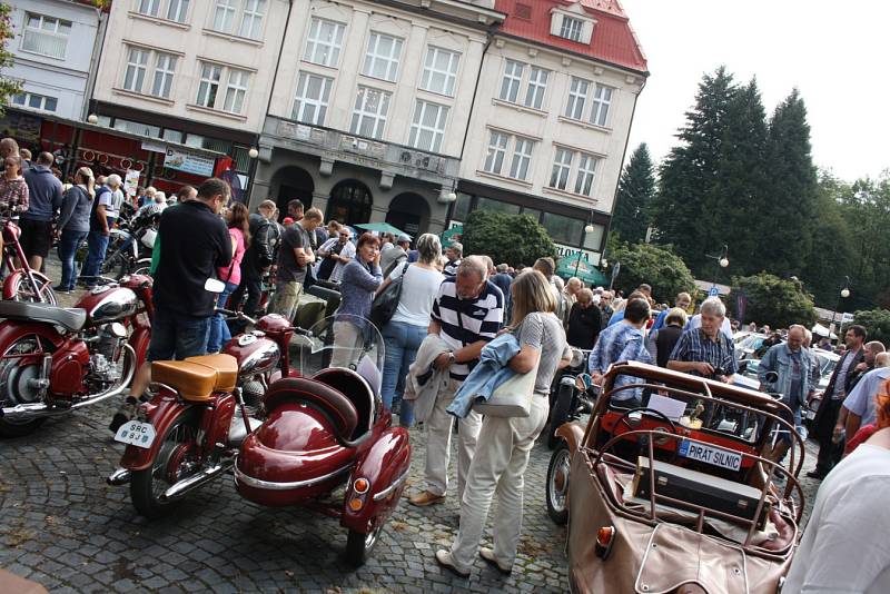 Krásu starých automobilů a motocyklů obdivovalo v neděli dopoledne zcela plné Staré náměstí v Orlové.