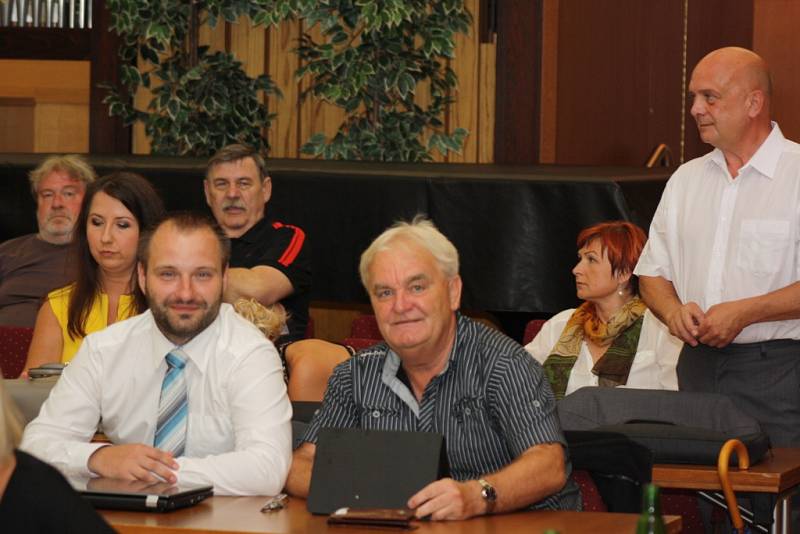 Zasedání havířovských zastupitelů. Na snímku jsou vedoucí odboru komunálních služeb Jiří Revenda (vlevo) a ředitel SSRZ Václav Wicher.