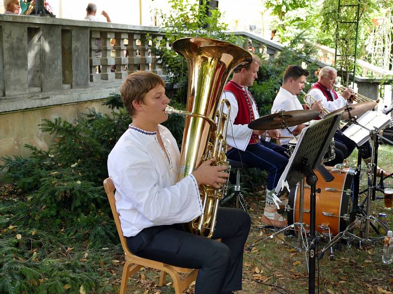 Skvělá muzika, krásné slunečné počasí a početná návštěva. Tak vypadal, nedělní promenádní koncert pod širým nebem za Kulturním domem Radost v Havířově.