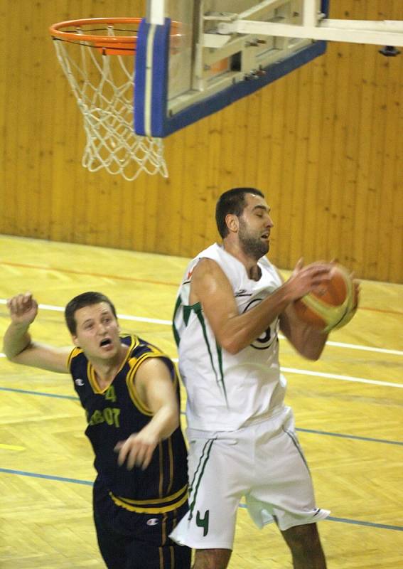Karvinští basketbalisté (v bílém) porazili dvakrát Valašské Meziříčí a už se jim v tabulce dýchá lépe.