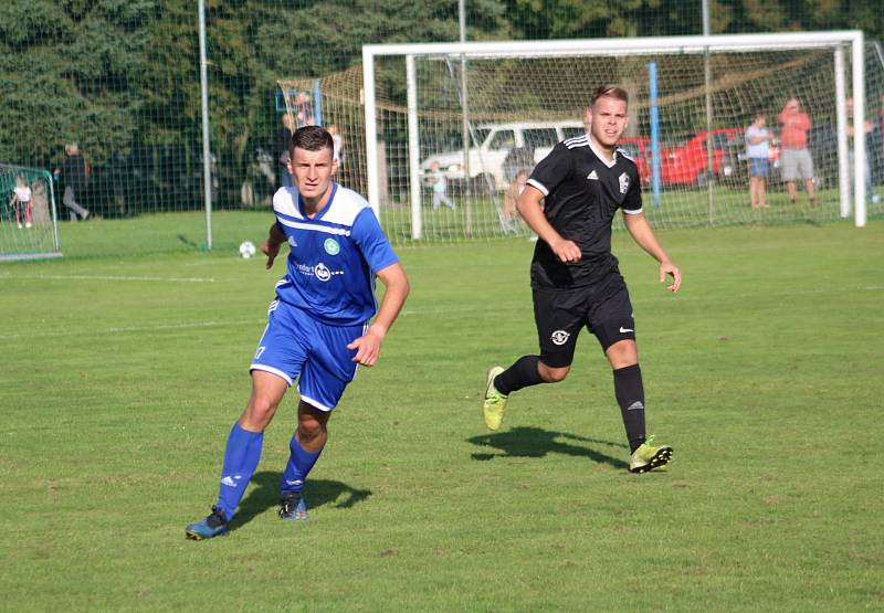 Derby o vedení v I.B třídě zvládly Věřňovice (v modrém), které porazily Záblatí 3:2.