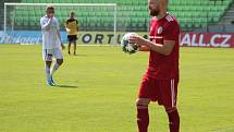 Fotbalisté Karviné (v bílém) remizovali s Třincem 1:1.