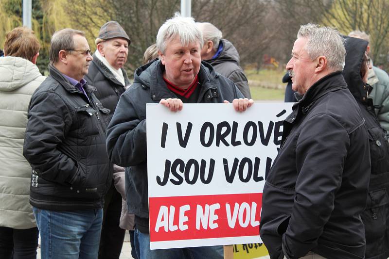 Zdravotníci z orlovské nemocnice i občané města vyrazili ve středu od místního špitálu demonstrovat před ostravský krajský úřad, kde probíhalo další jednání o budoucnosti nemocnice. Starosta města i někteří další zástupci Orlové pak vystoupili také v deba