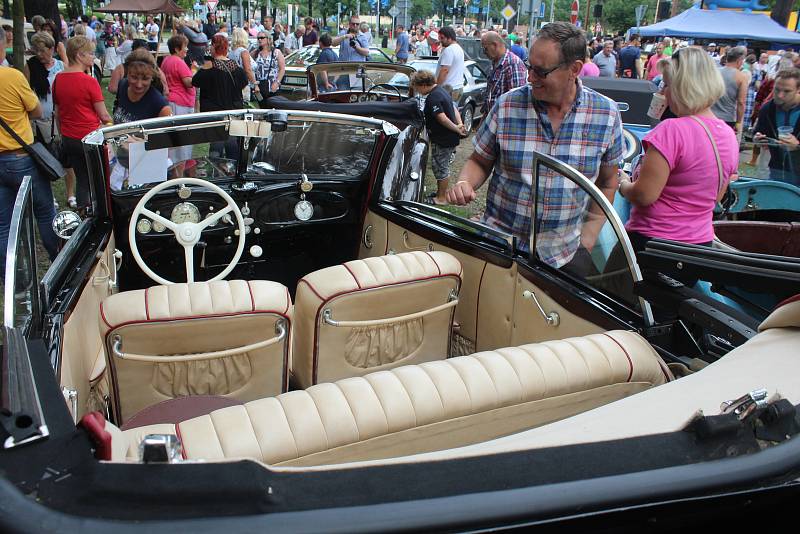 Do Bohumína se v sobotu 3. srpna 2019 sjelo na 122 historických vozů na setkání řidičů starých aut a motocyklů, které pořádal Veteran car club Ostrava.