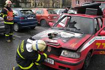 Zásah hasičů u požáru automobilu. 