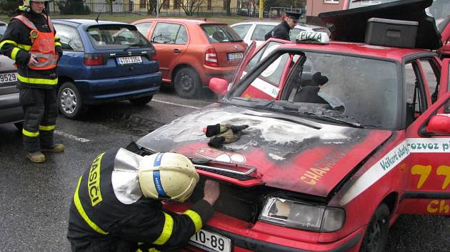 Zásah hasičů u požáru automobilu. 