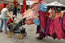 Průvodem netradičních masek městem začal loňský festival Bez hranic.  