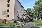 Majitel domů na havířovském sídlišti Šumbark likviduje několik dalších neobydlených domů. Říjen 2023.