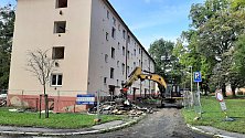Majitel domů na havířovském sídlišti Šumbark likviduje několik dalších neobydlených domů. Říjen 2023.