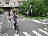 Nezletilí cyklisté mají povinnost používat při jízdě na kole přilbu - ilustrační foto.
