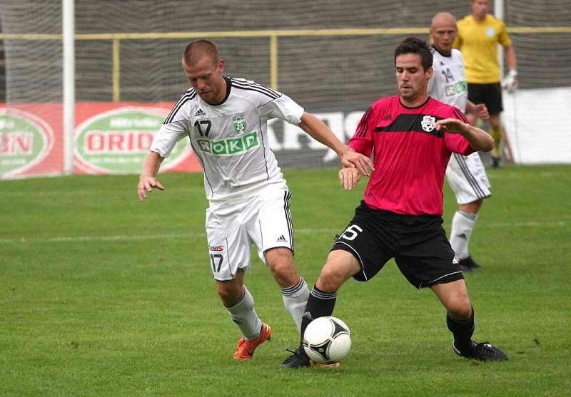 Karvinští fotbalisté (v bílém) doma znovu selhali střelecky a na rozdíl od Zlína i herně.