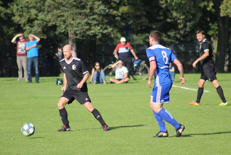 Derby o vedení v I.B třídě zvládly Věřňovice (v modrém), které porazily Záblatí 3:2.