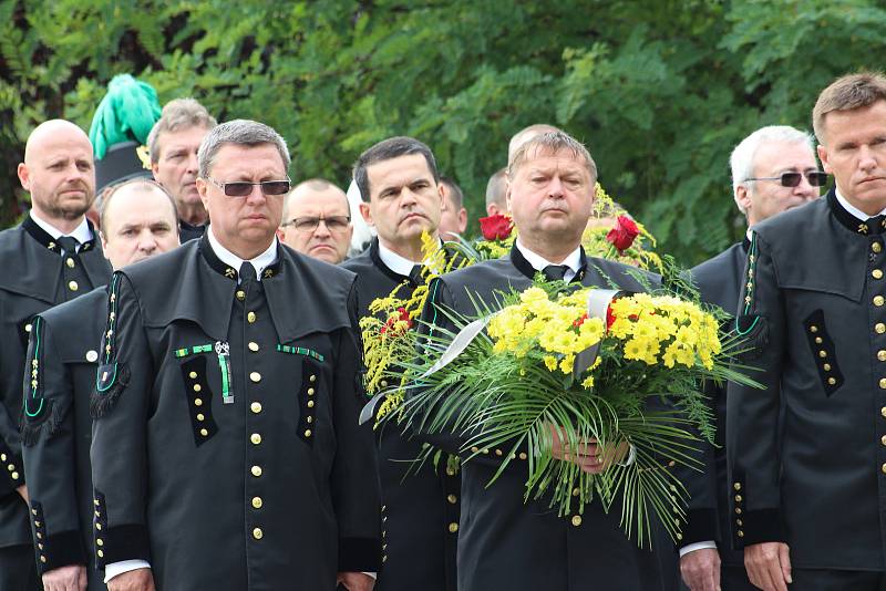 Letošní hornické slavnosti v Karviné začaly dopoledne vzpomínkovou akcí na horníky, kteří zahynuli při práci v podzemí.