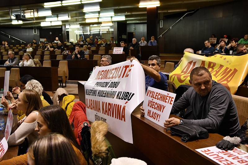 Zastánci diskotéky Alabama přišli na pondělní zastupitelstvo s protestními letáky.  Foto: Milan Haluška a Tomáš Januszek