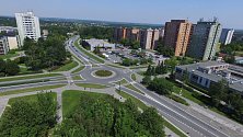 V pondělí 8. června začíná v Orlové oprava kruhové křižovatky u nemocnice. Omezení potrvají do srpna. Objízdná trasa je značena.