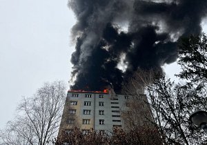 VIDEO: V Českém Těšíně hoří byt. Na místě je několik zraněných