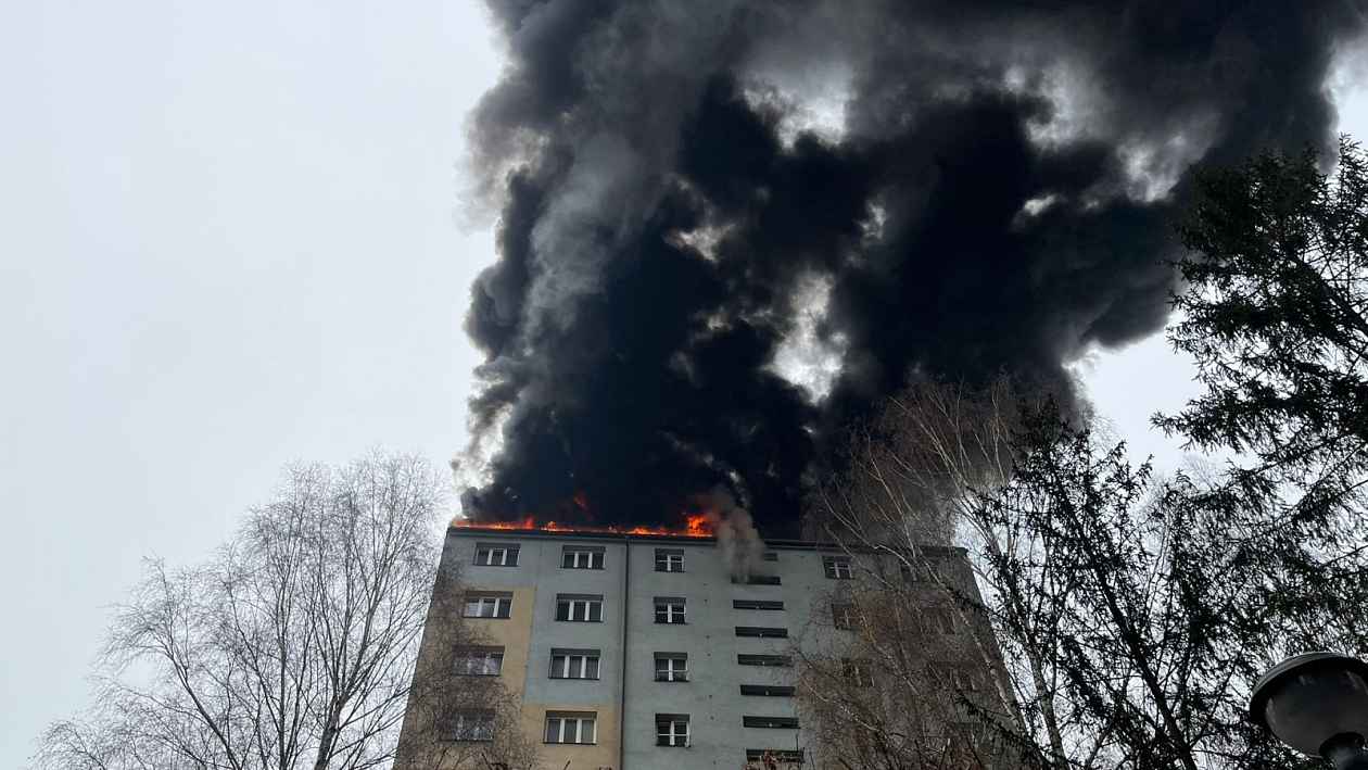 VIDEO: V Českém Těšíně hoří byt v 10. patře. Na místě je několik zraněných