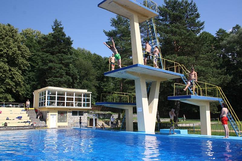 Trénink skokanů na věži havířovského koupaliště. 