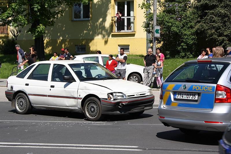 Nehoda osobního automobilu a motocyklu si vyžádala zranění motorkáře. 