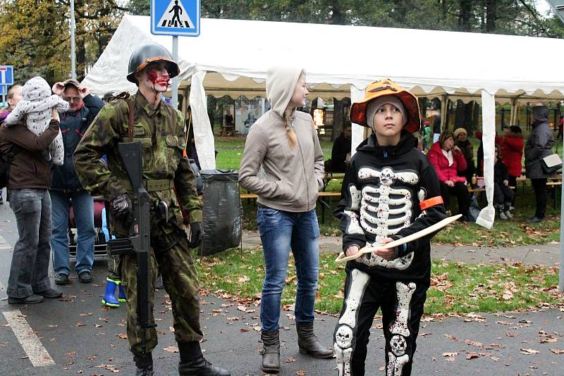 Návštěvníci halloweenské akce nezapomněli ani na nezbytné strašidelné kostýmy.