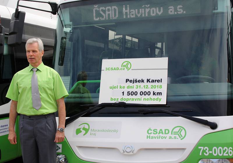 Celkem devatenáct řidičů autobusů, kteří v práci ujeli více jak milion kilometrů bez nehod, ocenilo vedení společnosti 3ČSAD.