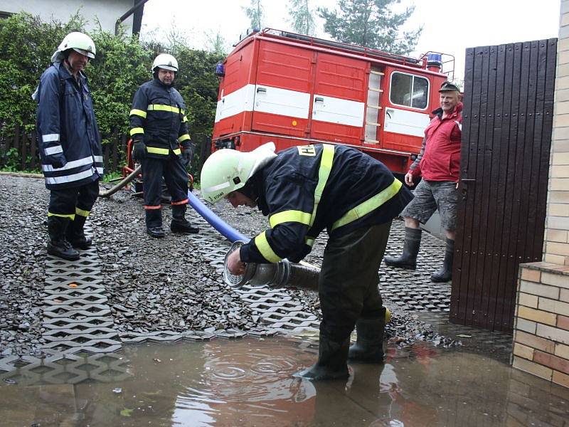 Den poté, co se regionem přehnala v řekách velká voda, čerpali v sobotu dopoledne dobrovolní hasiči vodu ze sklepů domů. Snímky jsou ze zahrádkářské osady v Těrlicku-Hradiště.