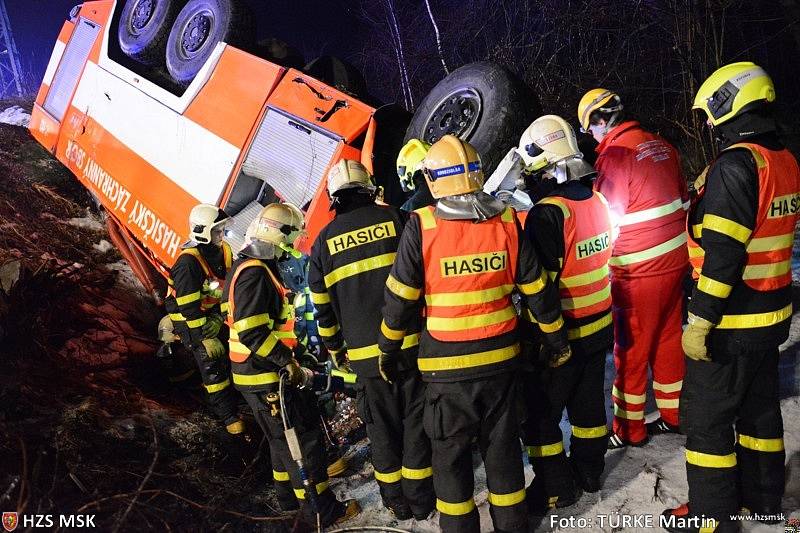 Hasičská cisterna havarovala v pátek večer na zledovatělé silnici mezi Havířovem a Karvinou.