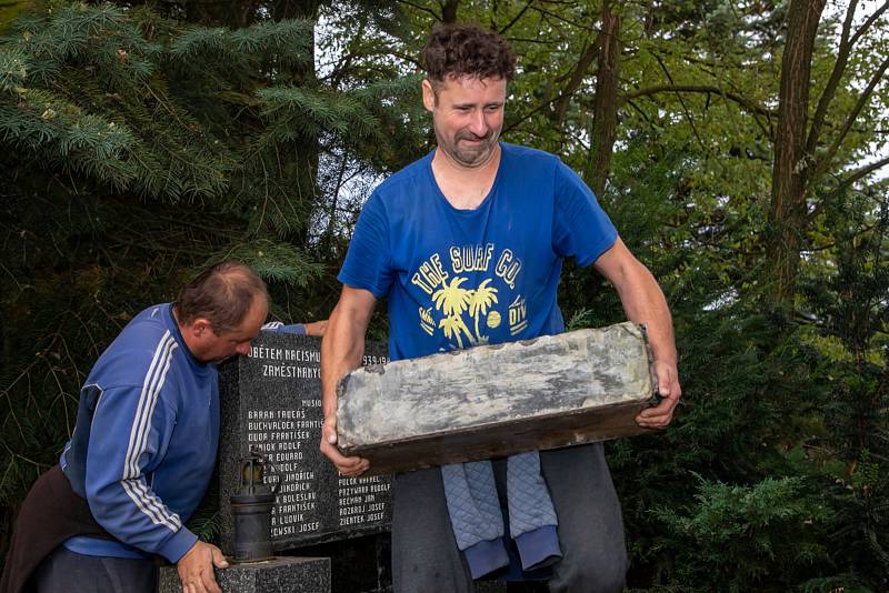 Kameníci rozebrali pomník obětem důlního neštěstí na Dole Dukla v roce 1961 a budou jej v Těrlicku renovovat.