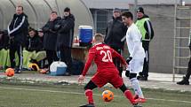 Karviná (v bílém) porazila v přípravě Třinec 1:0.