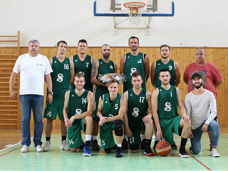 Basketbalisté Karviné (v zeleném) zdolali VŠB Ostrava a skončili na Emil Cupu druzí.