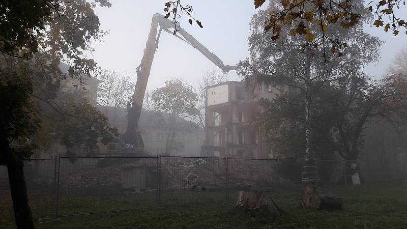 V Karviné Novém Městě se pustili do demolice dalšího z řady vybydlených, tentokrát městského bytového domu.