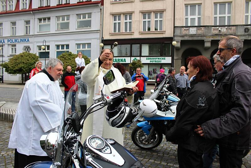 Motorkáři dostali v Orlové tradiční požehnání za šťastné kilometry.