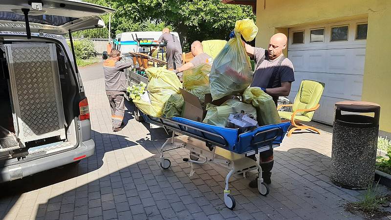 Stěhování z Domova Březiny v Petřvaldu. Areál si brzy převezmou stavbaři. Strhnou některé budovy, postaví novou a vše budou modernizovat.