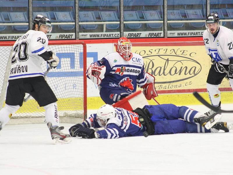 Havířovští hokejisté (bílé dresy) proti Berounu nepřekvapili, prohráli 2:4.