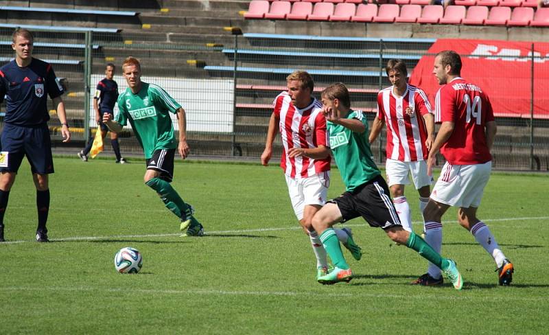 Karvinští fotbalisté (v zeleném) uspěli na půdě Třince.