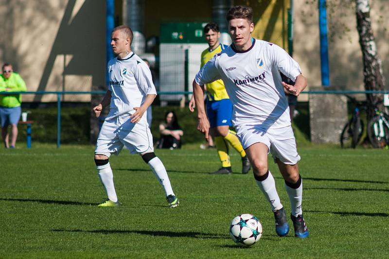 Bohumínští (ve žlutém) si ve vyostřeném derby poradili s Dětmarovicemi.