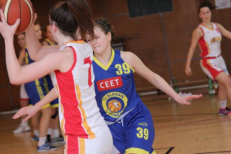 Mladé basketbalistky Havířova (v bílém) v souboji s Litoměřicemi.