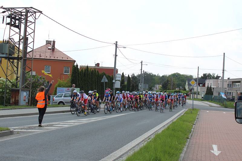 Peloton cyklistek při průjezdu Havířovem.