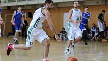 Basketbalisté Karviné (v bílém) podlehli doma Olomouci.