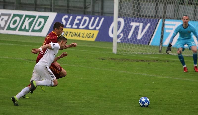 Karvinští fotbalisté (v bílém) se výhrou nad Duklou naladili na baráž.