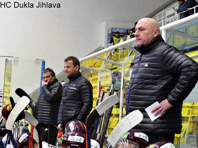 Pohled na střídačku a tribuny havířovského zimního stadionu