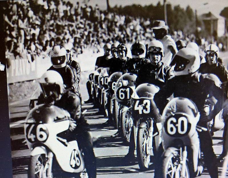 Před startem závodu o Zlatý kahanec v roce 1975.