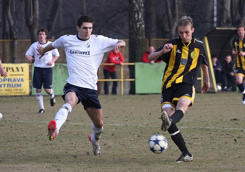 Fotbalisté Těšína (žlutočerné dresy) přehráli doma Dětmarovice.