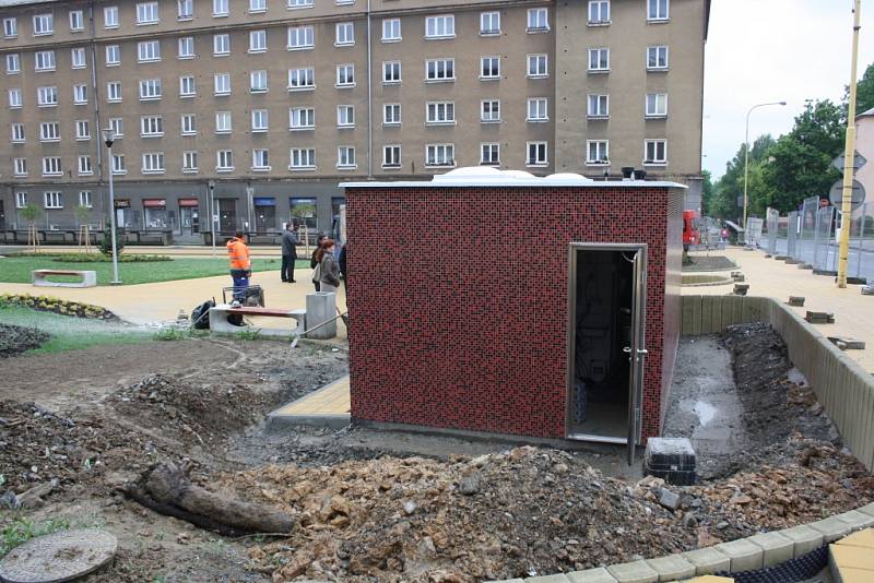 Veřejné toalety na náměstí TGM v Havířově-Šumbarku. 