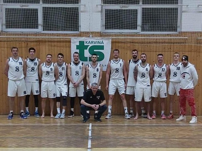 Basketbalisté Sokola Karviná zakončili letošní rok dvěma výhrami nad Frýdkem-Místkem. Nováčka II. ligy porazili 105:61 a 100:76. Fotogalerie je z říjnových domácích zápasů II. ligy, skupiny C, se Šumperkem 98:74 a UP Olomouc 96:55.