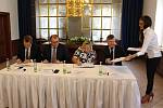 Na zámku v Havířově bylo ve čtvrtek 26. 10. 2017 podepsáno memorandum mezi městy Havířovem a Karvinou a společností Veolia o stavbě třídírny a následném využití komunálního odpadu.